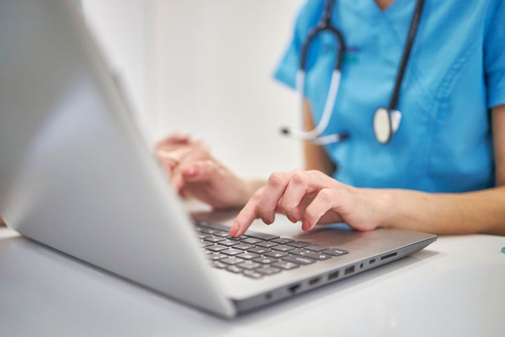 nurse on laptop scheduling
