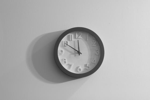 Clock greyscale